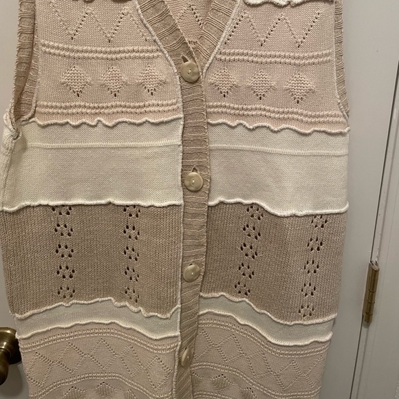 Liz wear beige/light tan button up vest Size Medium - Picture 3 of 9